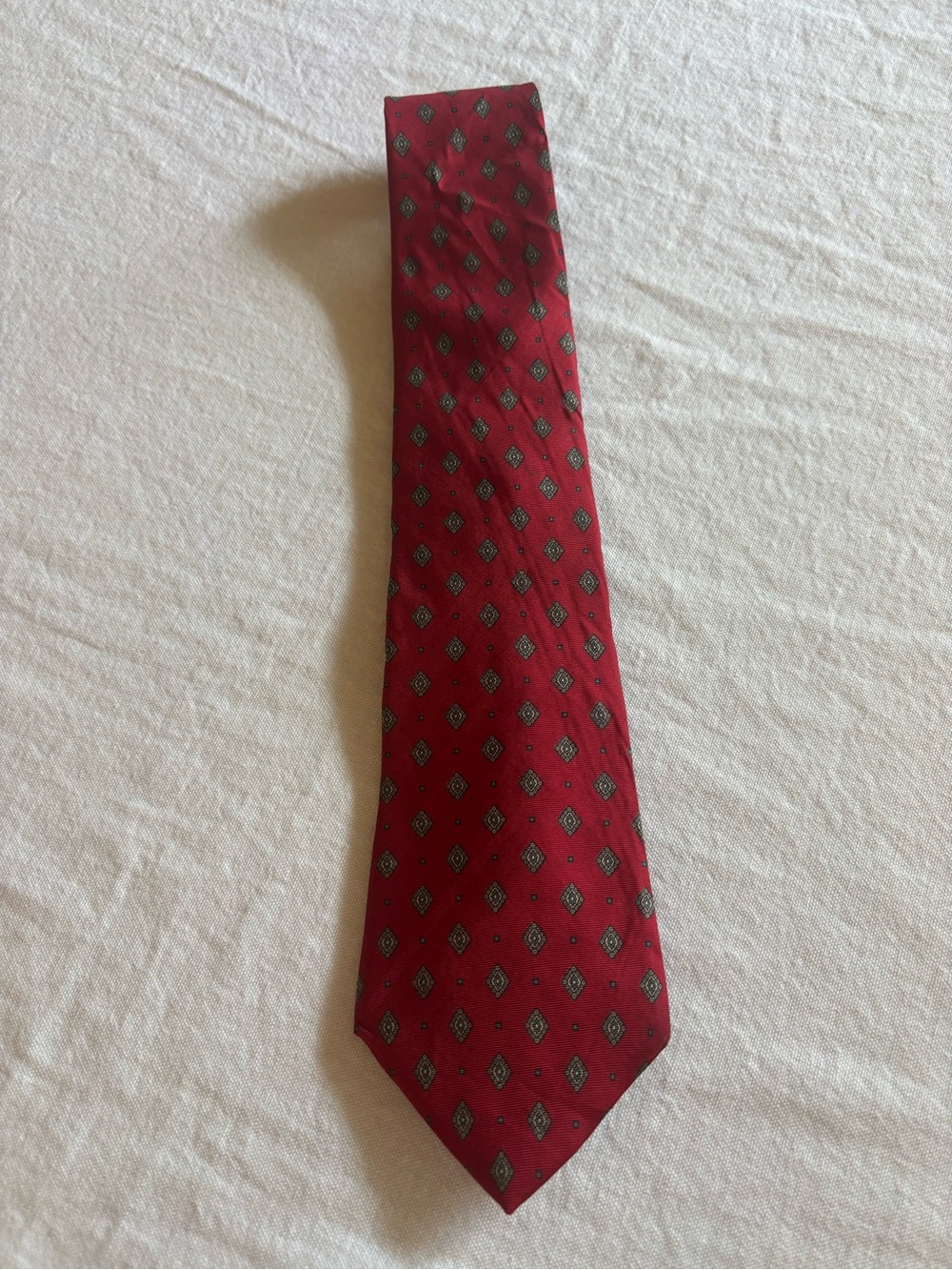 Classic Red Diamond-Pattern Men's Tie